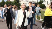 Члены жюри Дарья Екамасова и Владимир Головнев на праздничном шествии