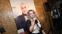 Актриса Алиса Признякова читает стихотворение, посвященное Армену Медведеву