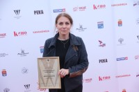 Иля Малахова с призом "За лучшую женскую роль", врученным актрисе Дарье Савельевой